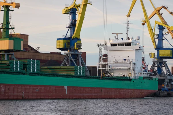 Grande Navio Ancorado Terminal Porto Carga Guindastes Fundo Ventspils Letónia — Fotografia de Stock