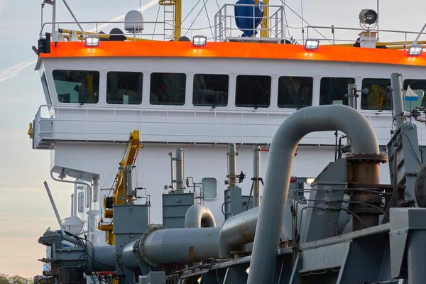 Aspirasyon zıpzıpzıp gemisi kargo iskelesine demir attı. Letonya 'da sızıntı var. Nakliye, endüstri, lojistik, özel ekipman