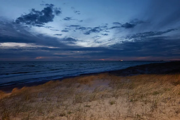 バルト海の海岸 ビーチ 日没真夜中の太陽 絵のように美しいパノラマの風景 生態学 エコツーリズム ハイキング 探索の概念 — ストック写真