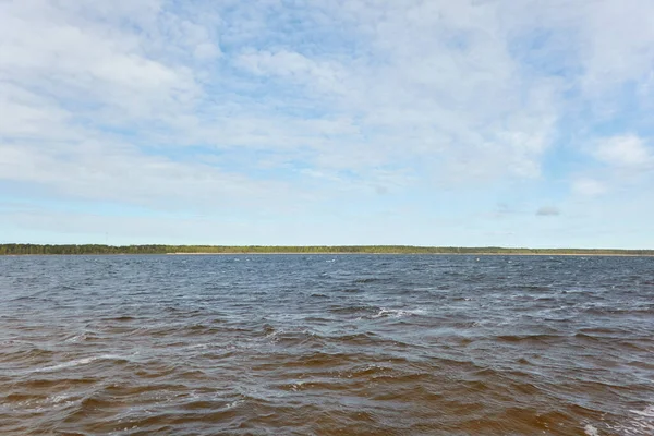 Остров Лесном Озере Реке Солнечный День Отражения Воде Голубое Небо — стоковое фото