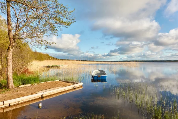 Kleine Vissersboot Verankerd Een Bosmeer Reflecties Water Vervoer Traditionele Ambachtelijke — Stockfoto