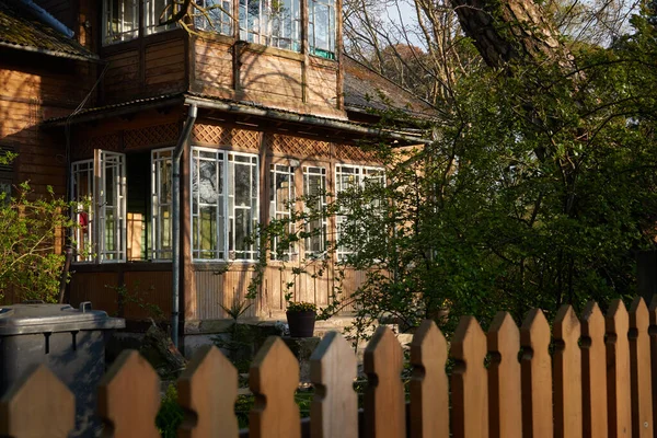 Modern ahşap evin dış görünüşü. Klasik yapı gelenekleri işte. Turizm, tatiller, ev ofisi, gayrimenkul geliştirme, yaşam tarzı