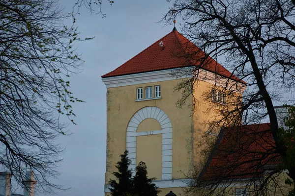 日落时的一座古堡 塔的特写镜头 拉脱维亚Ventspils 旅游目的地 文化和宗教 建筑主题 — 图库照片