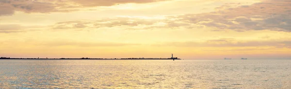 嵐の後のバルト海 セーリングボートからのパノラマビュー カモメ 劇的な夕日の空 黄金の太陽の光輝く 牧歌的な海の景色 クルーズ 旅行先 — ストック写真