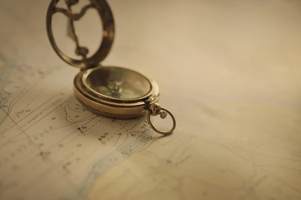 复古风格的金色指南针 和老式海图特写 复古的生活 船用配件流浪情欲 旅行和导航主题 图形资源 复制空间 — 图库照片
