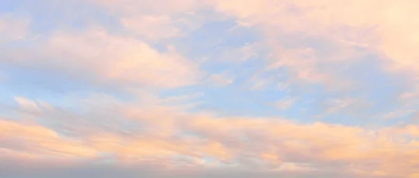 Clear Blue Sky Glowing Pink Cirrus Cumulus Clouds Storm Sunset — Zdjęcie stockowe