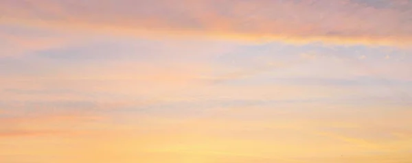 Céu Azul Claro Com Brilhante Cirro Rosa Dourado Nuvens Cumulus — Fotografia de Stock