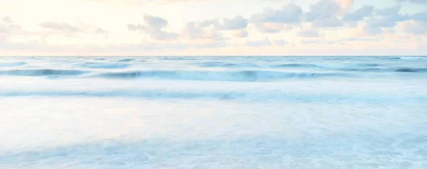 海の波とスプラッシュテクスチャ 水の中に反映カラフルな空 牧歌的な海の景色 コンセプトイメージ 長時間露光 絵のような景色 自然パターン グラフィックリソース — ストック写真