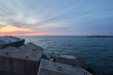 Fırtınadan sonra Baltık Denizi. Dalgalar. Dramatik gökyüzü, parlayan bulutlar, yumuşak güneş ışığı, gece yarısı güneşi. Resimli rüya gibi deniz manzarası, bulut manzarası. Doğa, çevre. Panoramik görünüm