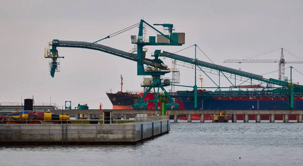 貨物港ターミナルに大型タンカー船荷役 クレーンだ ベンスペル ラトビア バルト海 貨物輸送 グローバル通信 生態系 — ストック写真