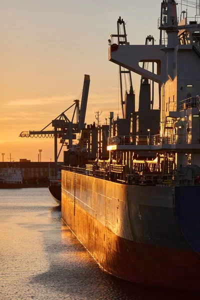 Großes Frachtschiff Wird Hafenterminal Verladen Sonnenuntergang Güterverkehr Seeschiff Logistik Globale — Stockfoto