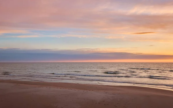 Baltské Moře Při Západu Slunce Dramatická Obloha Modré Růžové Zářící — Stock fotografie