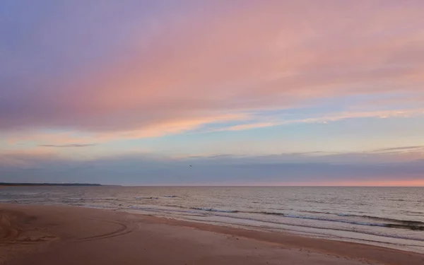 Baltské Moře Při Západu Slunce Dramatická Obloha Modré Růžové Zářící — Stock fotografie