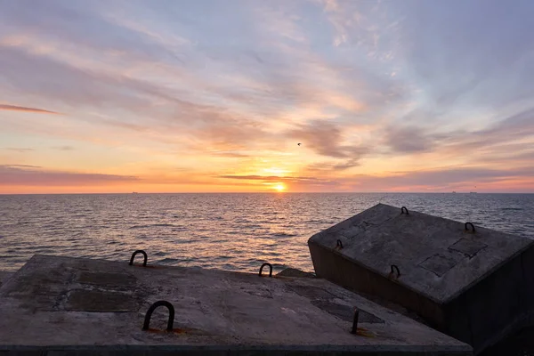 Балтийское Море После Шторма Водопровод Драматическое Небо Светящиеся Облака Мягкий — стоковое фото