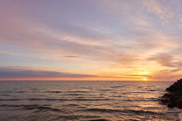 Mar Báltico Pôr Sol Céu Dramático Nuvens Azuis Rosa Brilhantes — Fotografia de Stock