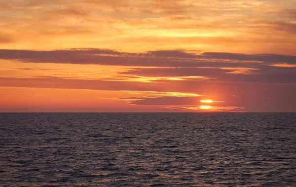 日没のバルト海 劇的な空 青とピンクの輝く雲 柔らかい黄金の太陽 真夜中の太陽 絵のような夢のような風景 雲の風景 パノラマビュー — ストック写真