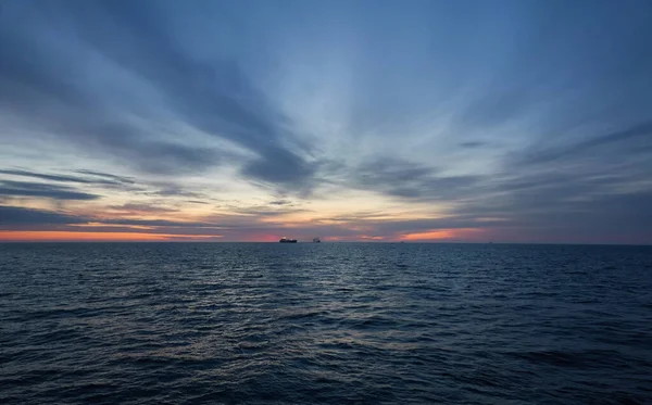 Oostzee Bij Zonsondergang Dramatische Hemel Blauwe Roze Gloeiende Wolken Zacht — Stockfoto