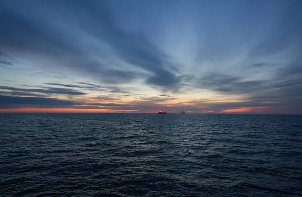 Mar Báltico Pôr Sol Céu Dramático Nuvens Azuis Rosa Brilhantes — Fotografia de Stock