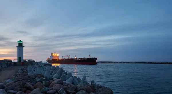 Large Oil Chemical Tanker Ship Arriving Cargo Port Terminal Sunset — Stock Photo, Image