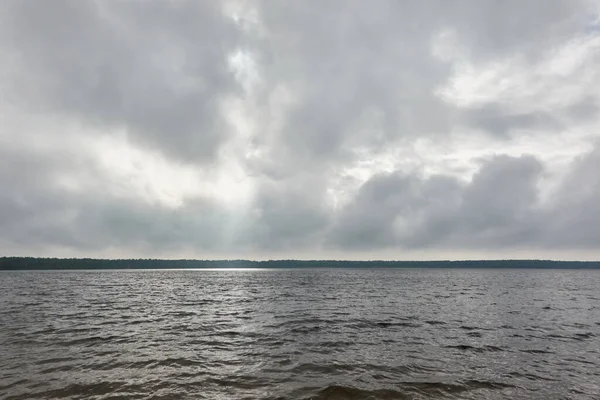 Kristal Berrak Bir Orman Gölü Nehir Kıyısından Panoramik Manzara Dramatik — Stok fotoğraf