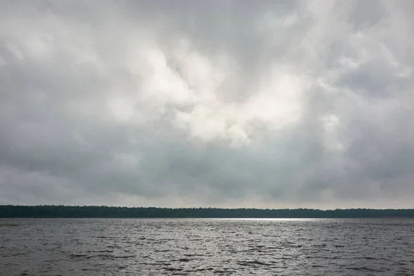 Panoramautsikt Från Stranden Kristallklar Skogssjö Flod Dramatisk Himmel Glödande Stormmoln — Stockfoto