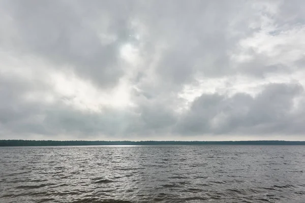 Πανοραμική Θέα Από Την Ακτή Μιας Πεντακάθαρης Δασικής Λίμνης Ποτάμι — Φωτογραφία Αρχείου