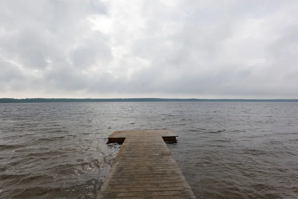 Λίμνη Φόρεστ Ξύλινη Αποβάθρα Βροχερός Ουρανός Βροχή Συννεφιασμένη Μέρα Άνοιξη — Φωτογραφία Αρχείου