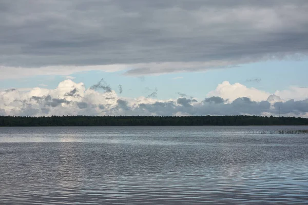 Vue Panoramique Depuis Rivage Lac Forestier Cristallin Rivière Ciel Dramatique — Photo