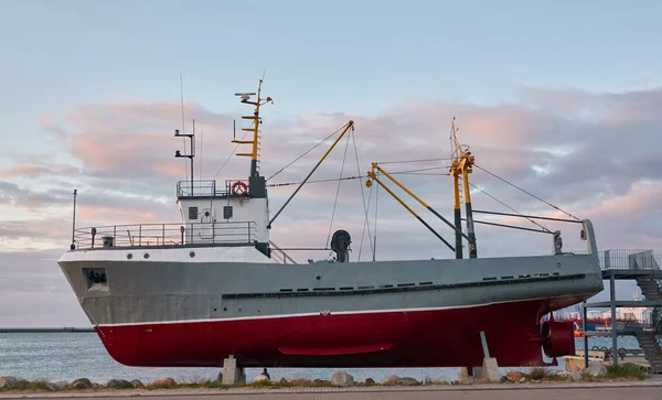 Oud Museum Vissersboot Trawler Oostzee Ventspils Letland Dramatische Zonsondergang Hemel — Stockfoto