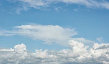 Bulutlar. Beyaz süs bulutları. Yumuşak güneş ışığı. Açık mavi gökyüzü. Doğal desen, doku, arkaplan, duvar kağıdı, grafik kaynakları, tasarım, kopyalama alanı. Barışın sembolü