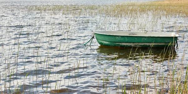 Small Green Boat Anchored Forest Lake Scandinavia Transportation Traditional Craft — Stock Photo, Image