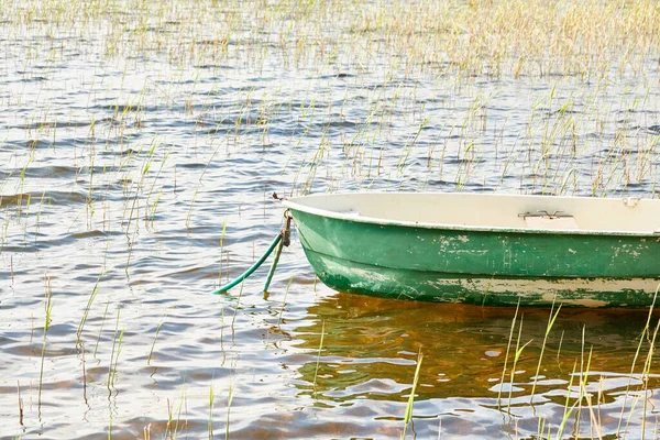 Small Green Boat Anchored Forest Lake Scandinavia Transportation Traditional Craft — Stock Photo, Image