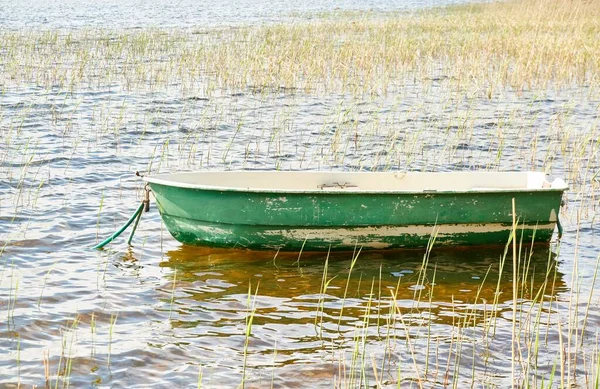 Pequeño Bote Verde Anclado Lago Del Bosque Escandinavia Transporte Artesanía — Foto de Stock