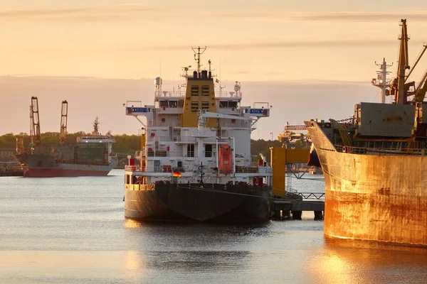 Groot Vrachtschip Laden Haven Terminal Zonsondergang Goederenvervoer Nautisch Schip Logistiek — Stockfoto