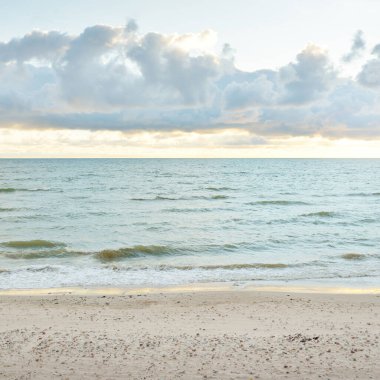 Gün batımında Baltık kıyılarından panoramik manzara. Dramatik bulutlar, parlayan bulutlar, fırtınadan sonra altın güneş ışığı. Doğa, çevre, iklim değişikliği, kararsız hava