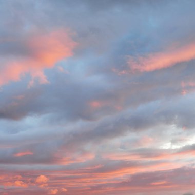 Fırtınadan sonra parlayan pembe ve altın rengi bulutlar. Dramatik bulut manzarası. Sanat, meteoroloji, cennet, umut, barış, grafik kaynakları, resimli panoramik manzara