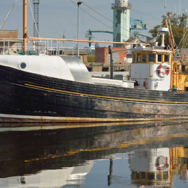 Eski bir ahşap klasik Kuzey Denizi balıkçı teknesi yat limanındaki bir rıhtıma demirlemiş. Denizcilik gemisi, ulaşım, geleneksel zanaat, sanayi