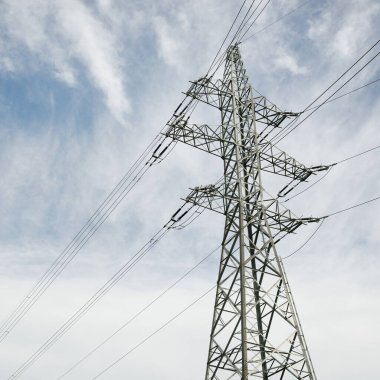 Elektrik güç hattı. Dramatik bir gökyüzü. Şehir manzarası kavramı. Enerji, enerji üretimi, ekipman, endüstri, çevresel hasar, kirlilik, ekoloji, arz, altyapı