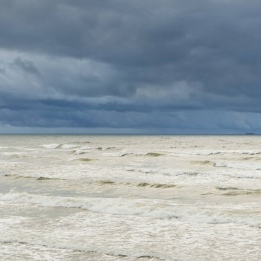 Fırtına sırasında Baltık Denizi. Dramatik gökyüzü, karanlık, parlak bulutlar. Dalgalar, su sıçramaları. Idyllic deniz manzarası. İklim değişikliği, doğa, kararsız hava, ekoloji