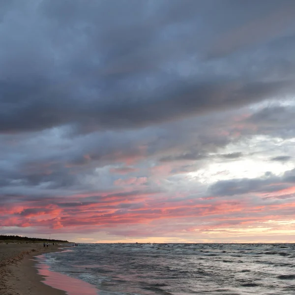 Gün Batımında Baltık Kıyılarından Panoramik Manzara Dramatik Fırtına Gökyüzü Parlayan — Stok fotoğraf