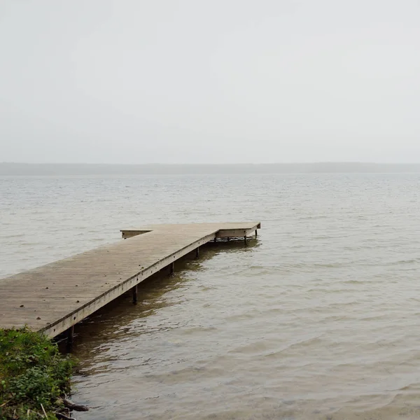 Lesní Řeka Jezero Husté Mlze Dřevěné Molo Smutné Nebe Déšť — Stock fotografie