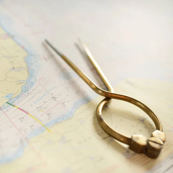 Antike Messing Trennsättel Nautische Navigationskarte Werkzeug Und Weiße Karte Nahaufnahme — Stockfoto