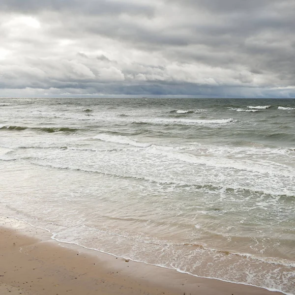 Fırtına sırasında Baltık Denizi. Dramatik gökyüzü, karanlık, parlak bulutlar. Dalgalar, su sıçramaları. Idyllic deniz manzarası. İklim değişikliği, doğa, kararsız hava, ekoloji
