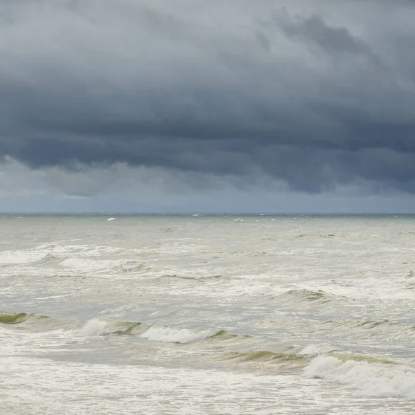 Fırtına sırasında Baltık Denizi. Dramatik gökyüzü, karanlık, parlak bulutlar. Dalgalar, su sıçramaları. Idyllic deniz manzarası. İklim değişikliği, doğa, kararsız hava, ekoloji