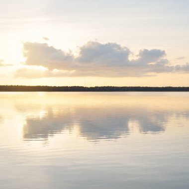 Orman Gölü (nehir) gün batımında. Parlayan bulutlar, berrak bir sudaki simetri yansımaları. Idyllic manzara. Resimli panoramik manzara. Saf doğa, ekoloji, ekolojik rezerv, eko-turizm.