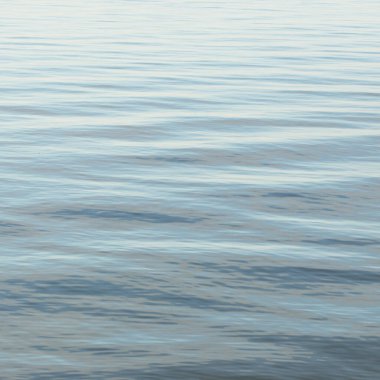 Panoramik deniz manzarası. Açık mavi parlayan gökyüzü, yansımalar, deniz suyu yüzeyi dokusu. Rüya gibi bir manzara. Doğa, çevre, ekoloji temaları. Turizm, rahatlama, meditasyon kavramları