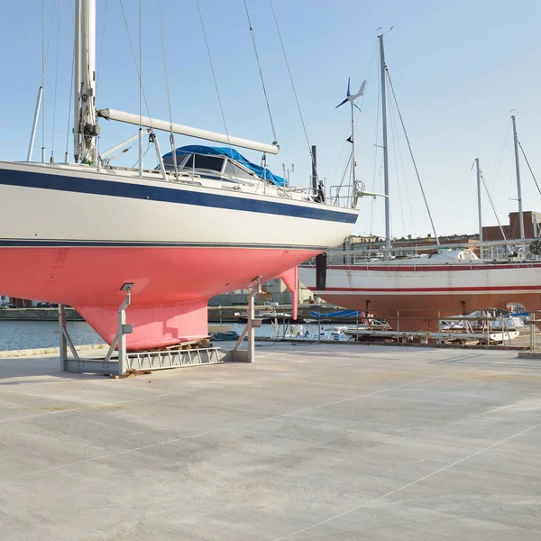 Cruising Sailboat Standing Land Yacht Marina Transportation Nautical Vessel Repair — Stockfoto