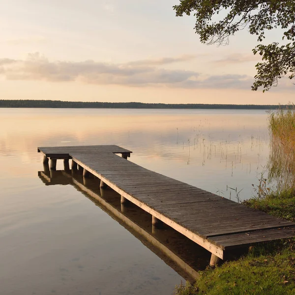 Bosmeer Rivier Bij Zonsondergang Houten Pier Gloeiende Wolken Symmetrie Reflecties — Stockfoto