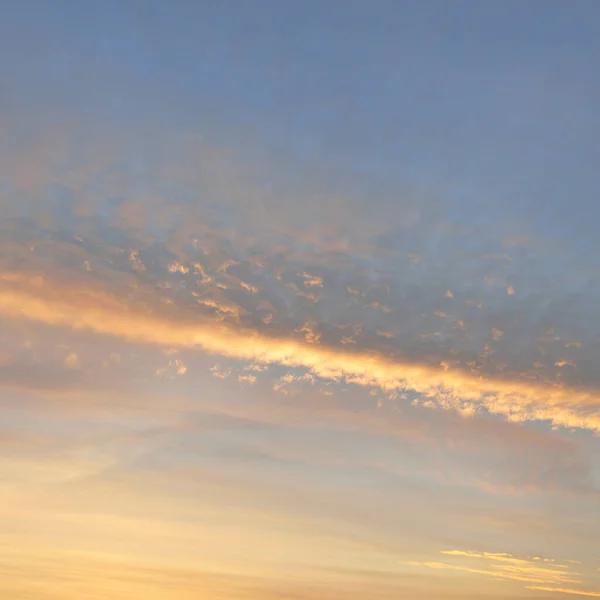 Clear Blue Sky Glowing Pink Golden Cirrus Cumulus Clouds Sunrise — Fotografia de Stock