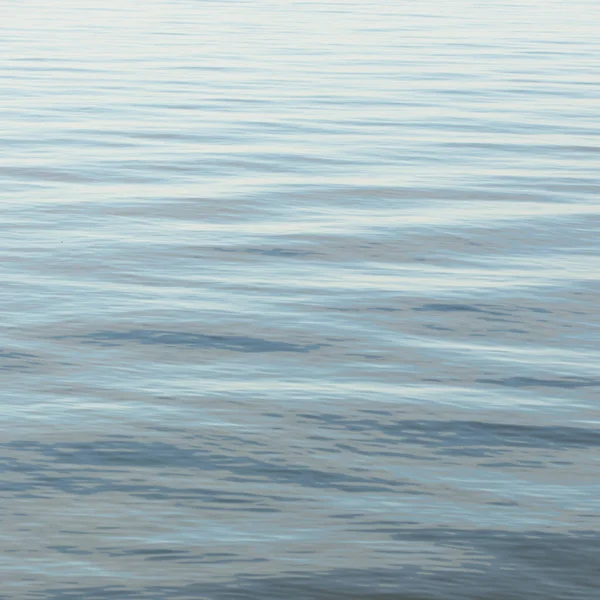 Panoramik deniz manzarası. Açık mavi parlayan gökyüzü, yansımalar, deniz suyu yüzeyi dokusu. Rüya gibi bir manzara. Doğa, çevre, ekoloji temaları. Turizm, rahatlama, meditasyon kavramları